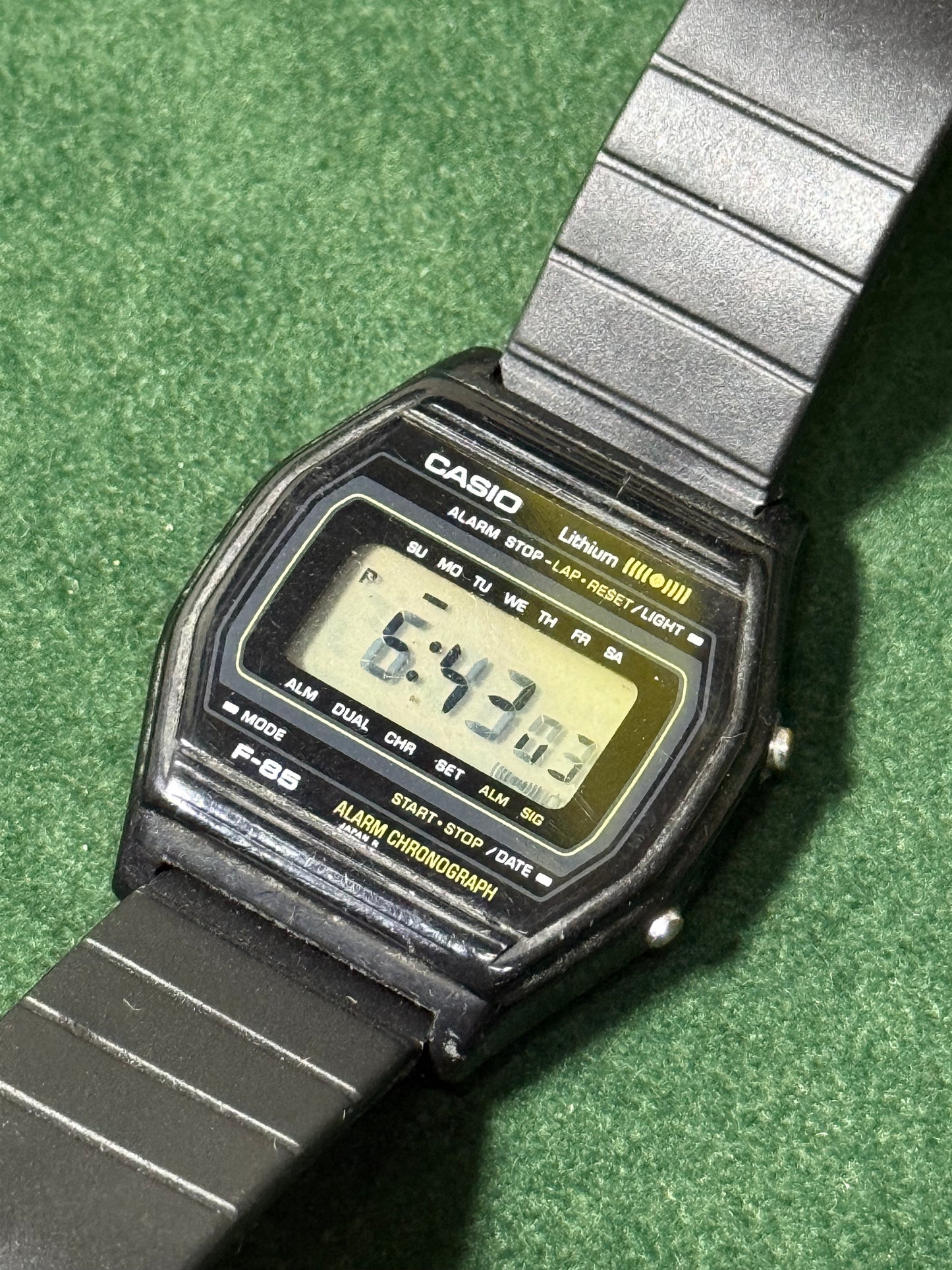 Vintage 1980s Casio F-85 Digital Watch