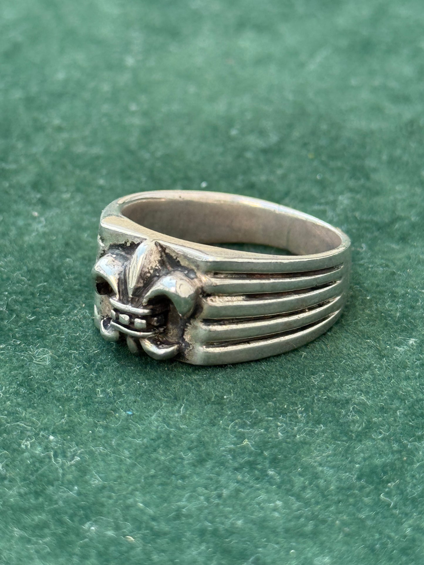 Vintage Sterling Silver Fleur-de-Lis Ring – Gothic Heraldic Design