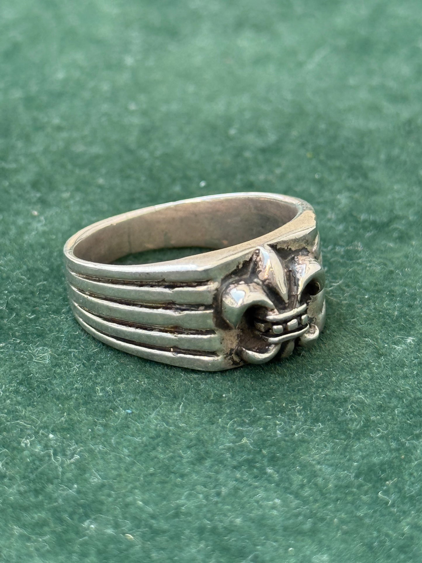 Vintage Sterling Silver Fleur-de-Lis Ring – Gothic Heraldic Design