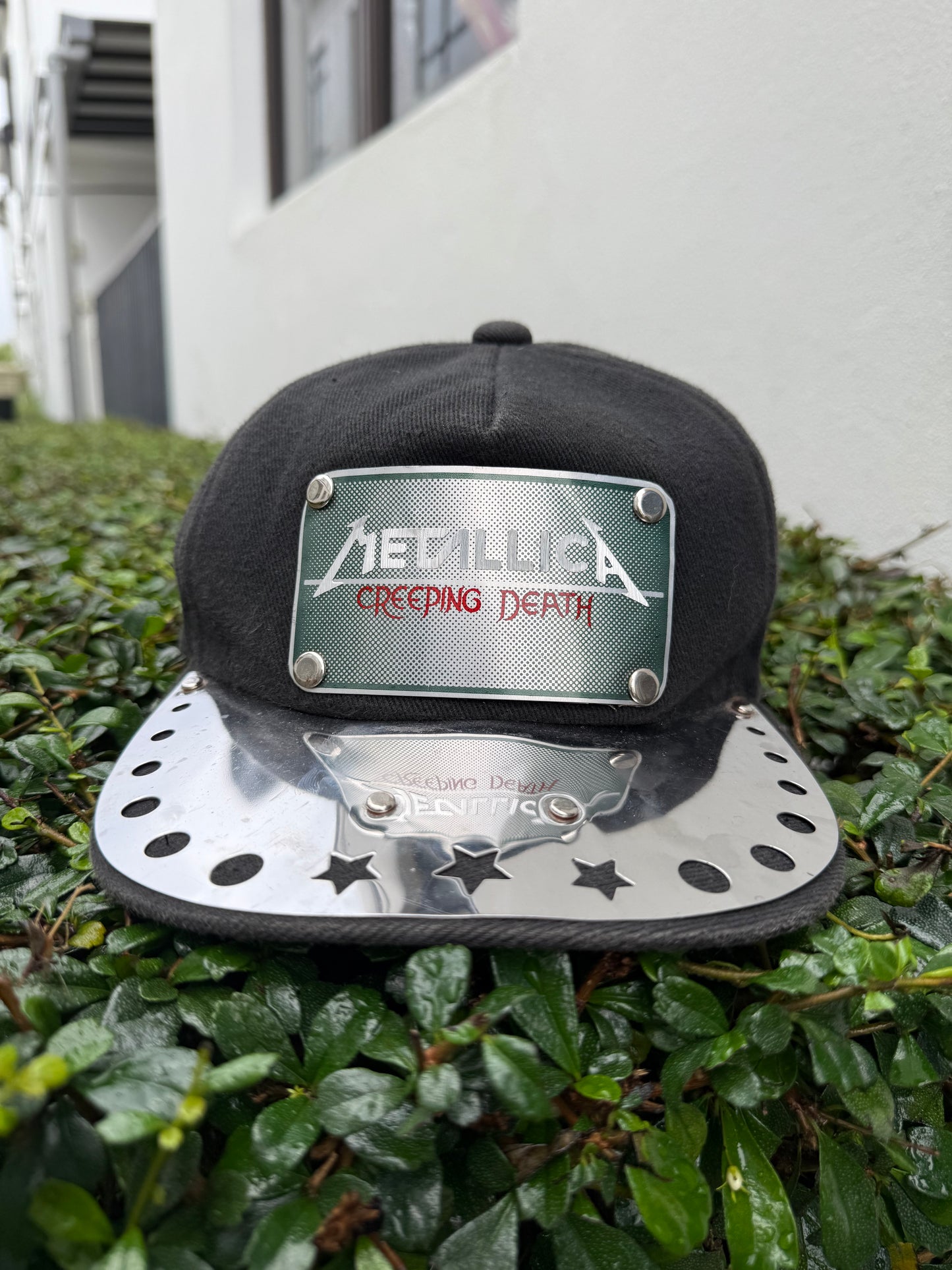 Vintage Metallica “Creeping Death” Snapback Cap with Metal Plate & Star Studded Brim