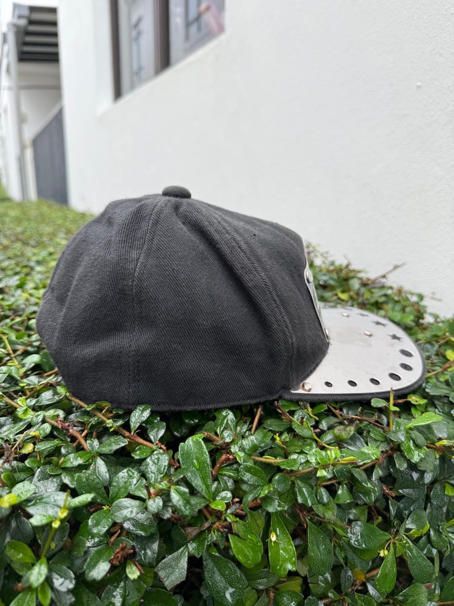 Vintage Metallica “Creeping Death” Snapback Cap with Metal Plate & Star Studded Brim