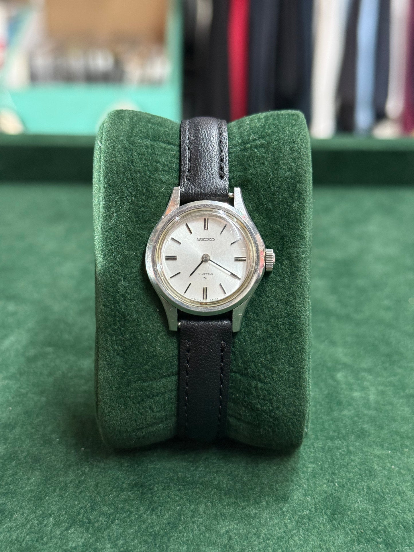 Vintage Seiko 17 Jewels Manual Wind Dress Watch Black Strap