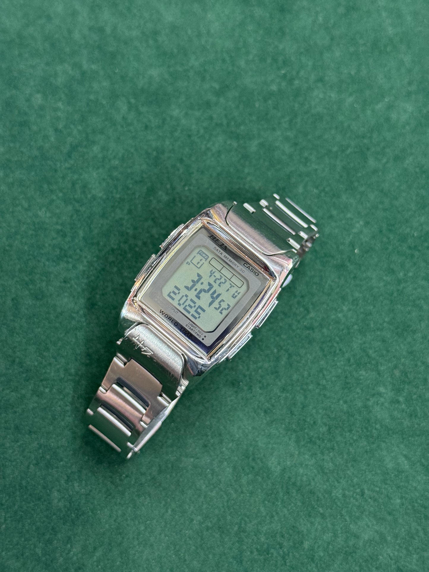 Rare Vintage Casio Data Memory 30 World Time ME-110 Stainless Steel Digital Watch Japan