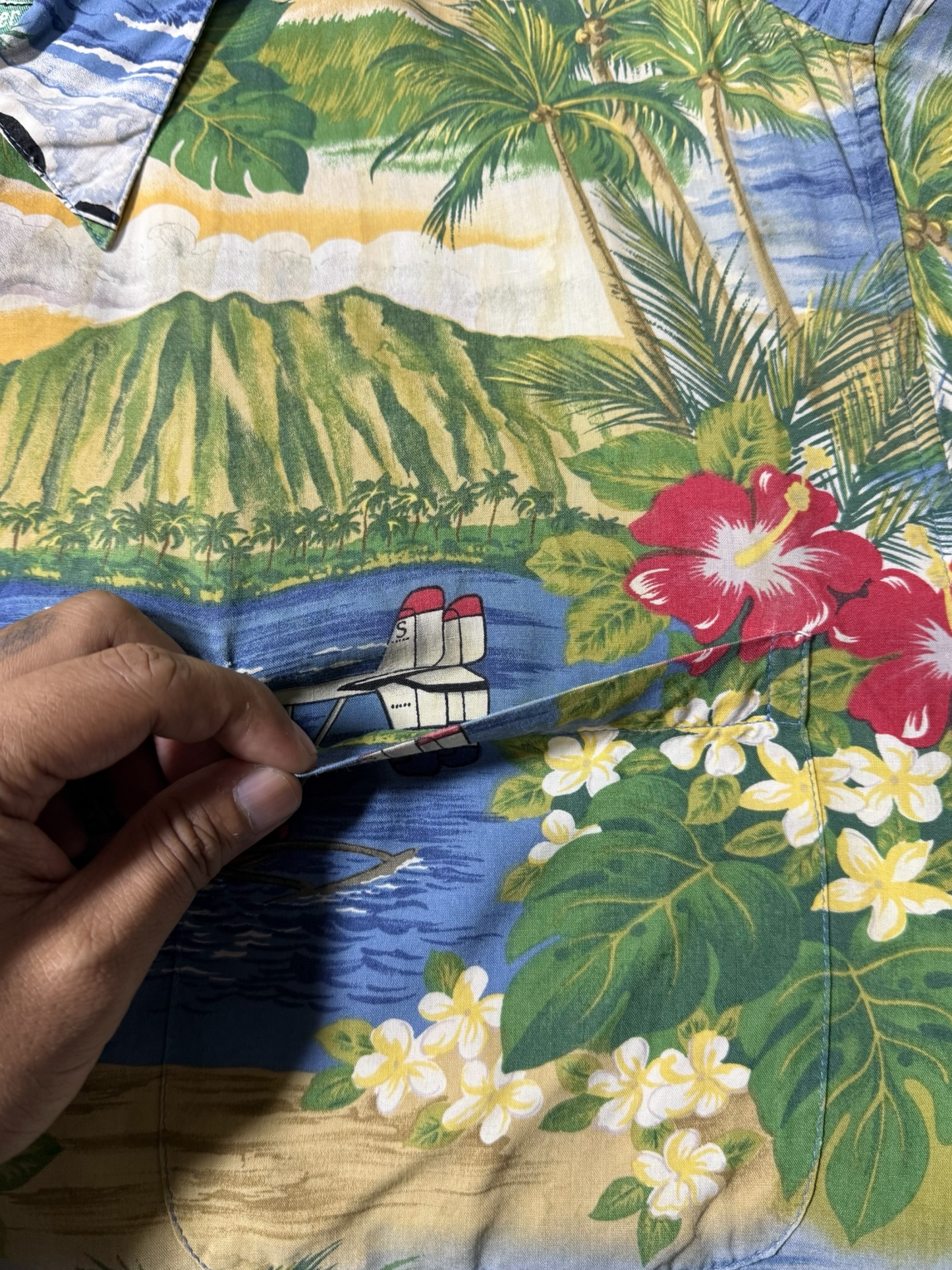 Vintage 1990s Reyn Spooner Rayon Hawaiian Aloha Shirt Scenic Print